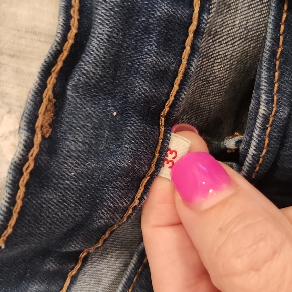 Medium wash Levi's jean shorts size 33! - Picture 2 of 11